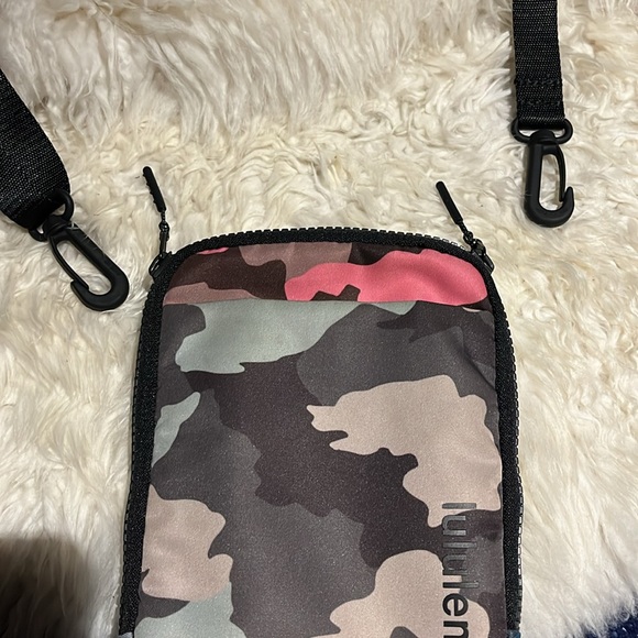Lululemon camo crossbody pouch - Picture 5 of 5